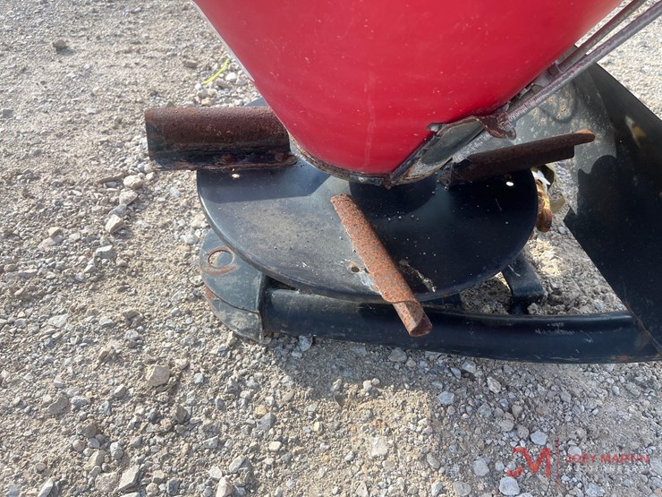350-lb-capacity-fertilizer-spreader-and-seeder-image-6