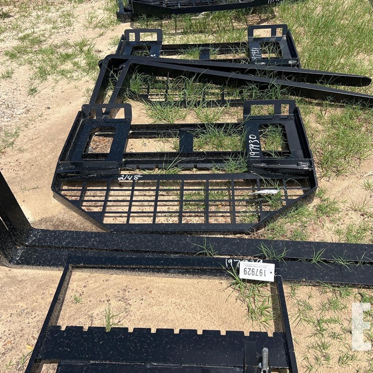 UNUSED FUTURE SKID STEER PALLET FORKS
