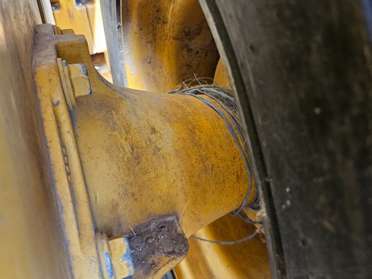 2010-deere-320d-image-51