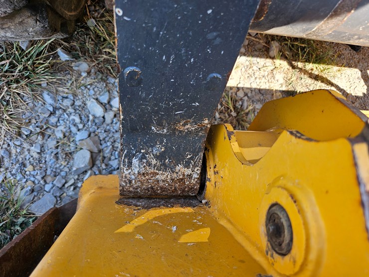 2010-deere-320d-image-64