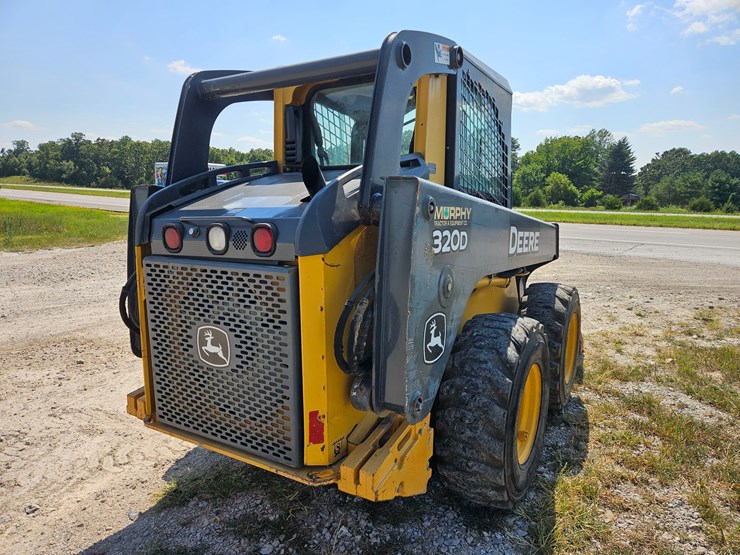 2010-deere-320d-image-11