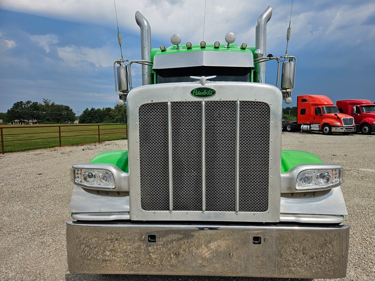 2015-peterbilt-389-image-38