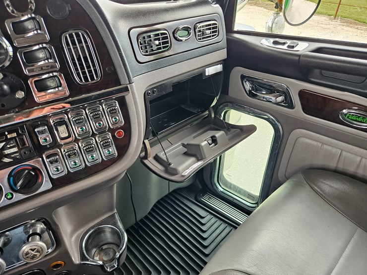 2015-peterbilt-389-image-66
