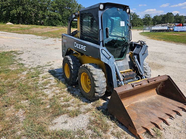 2010-deere-320d-image-18