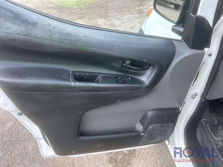 2014-nissan-nv200-image-12