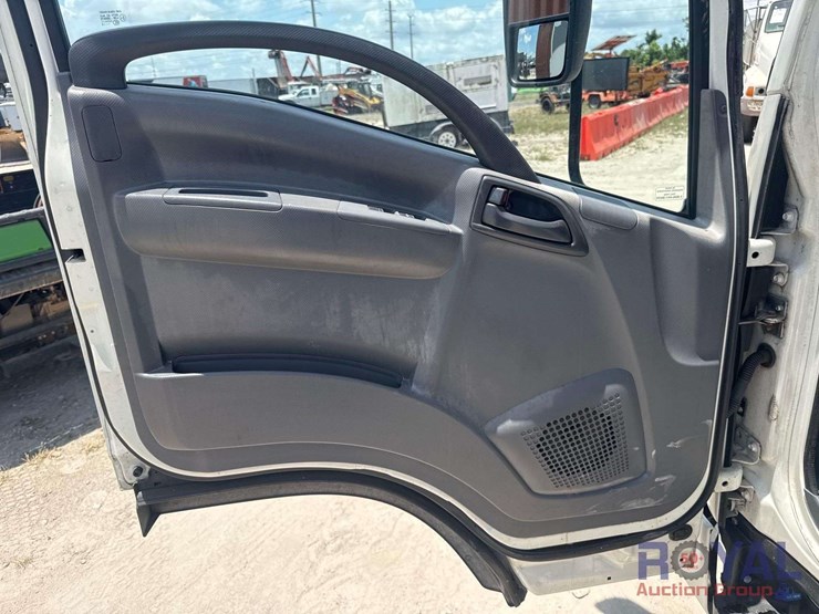 2019-isuzu-npr-image-12