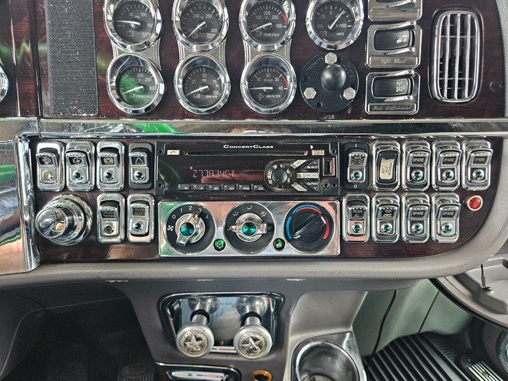 2015-peterbilt-389-image-69
