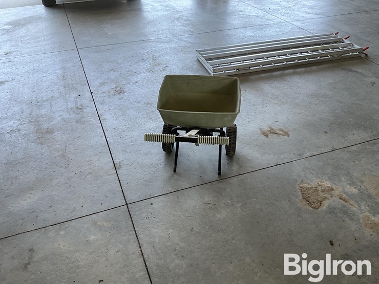 republic-fertilizer-broadcast-spreader-image-6