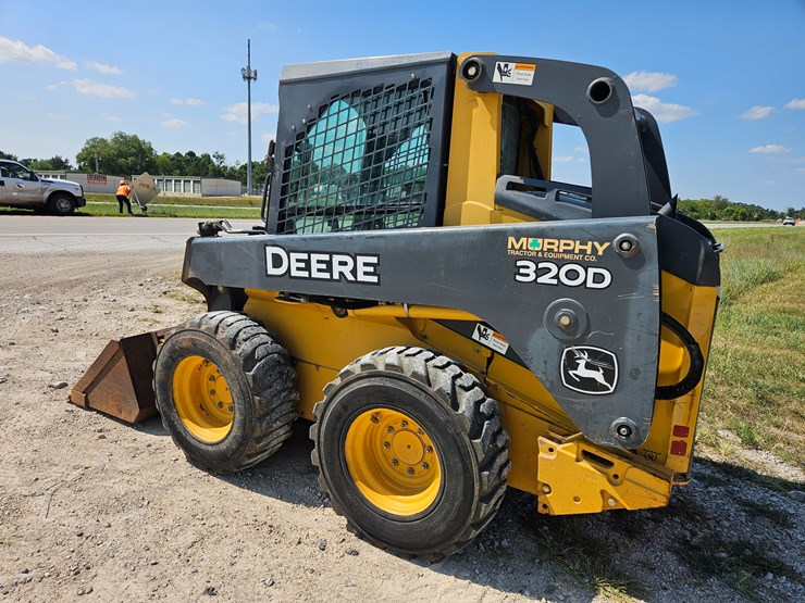 2010-deere-320d-image-6