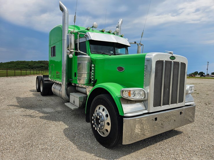 2015-peterbilt-389-image-36