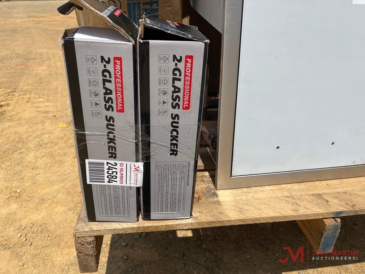 (2)-boxes-of-2-glass-sucker-image-1