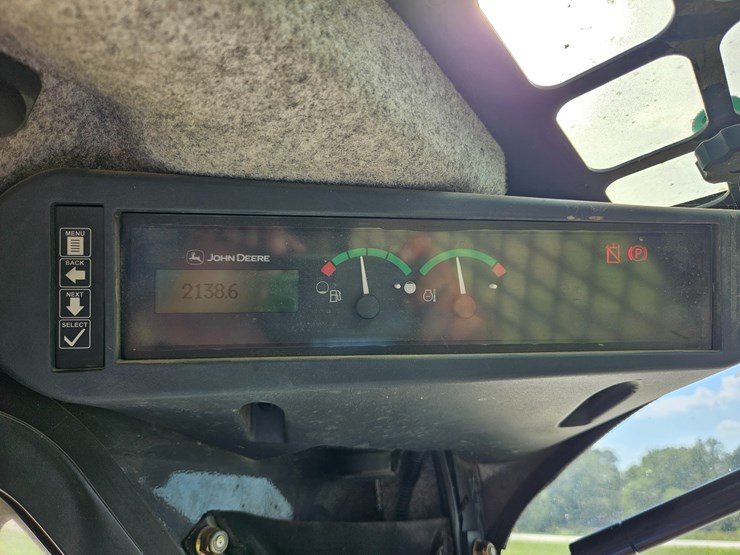 2010-deere-320d-image-37