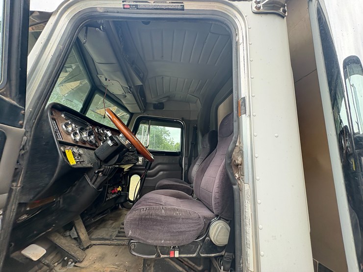2005-peterbilt-379-image-79