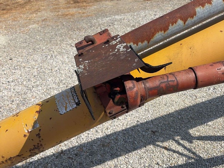 8x35-mayrath-unloading-auger-with-plastic-auger-hopper-image-4