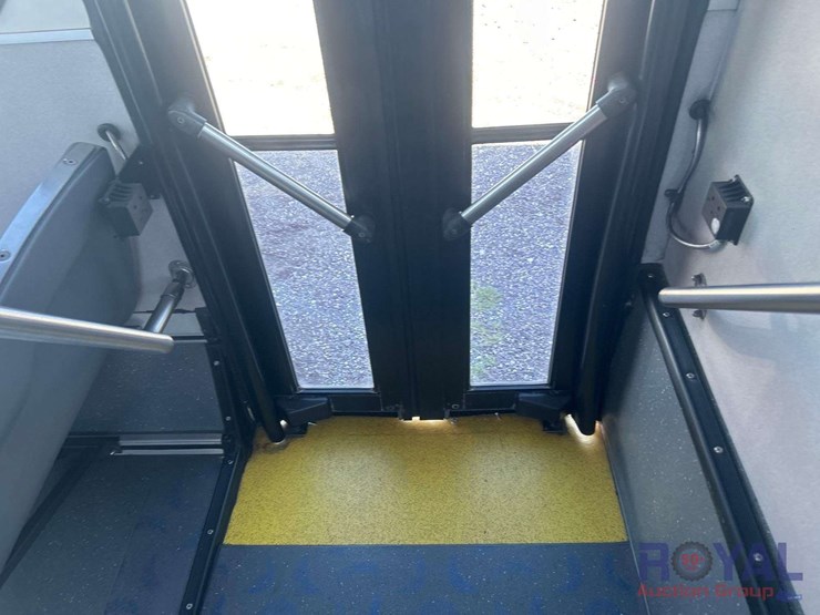 2014-gillig-low-floor-image-17