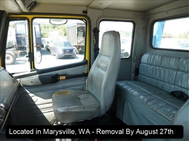 2001-freightliner-fl60-image-15