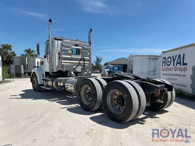 2015-freightliner-122sd-image-3