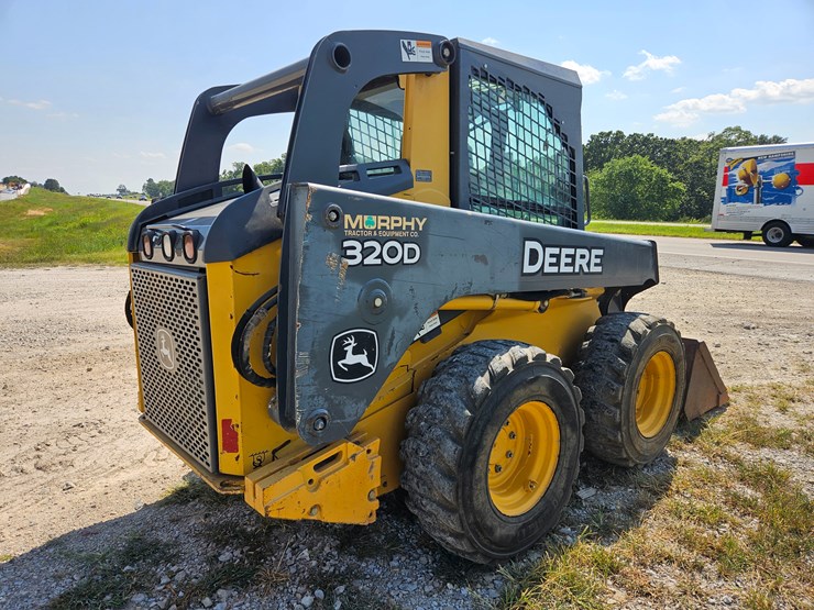 2010-deere-320d-image-12