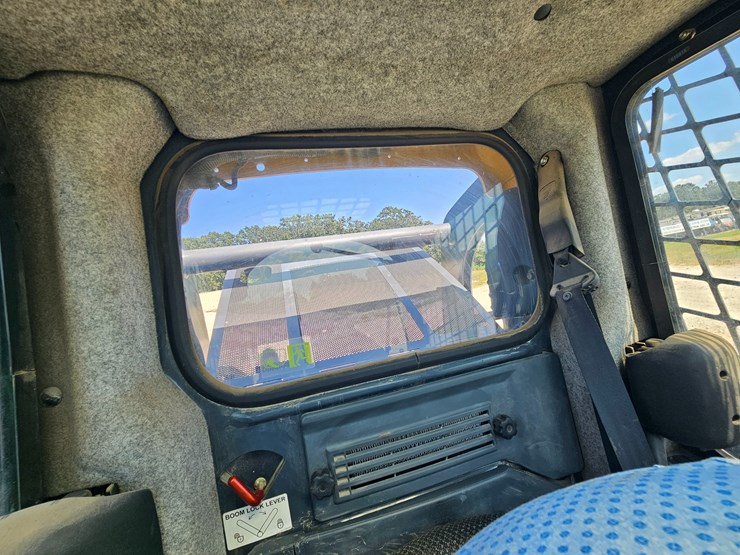 2010-deere-320d-image-45
