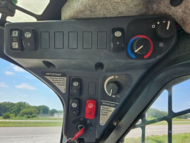 2010-deere-320d-image-32