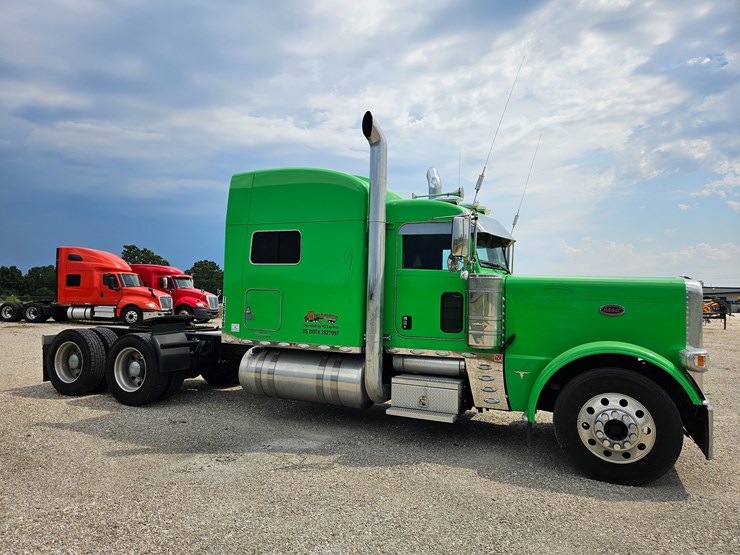 2015-peterbilt-389-image-32