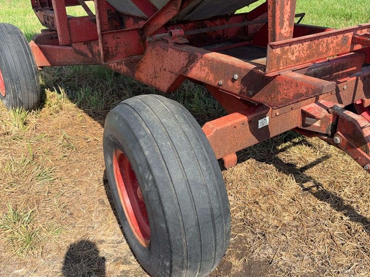 1974-heides-325-bushel-center-dump-gravity-wagon-image-4
