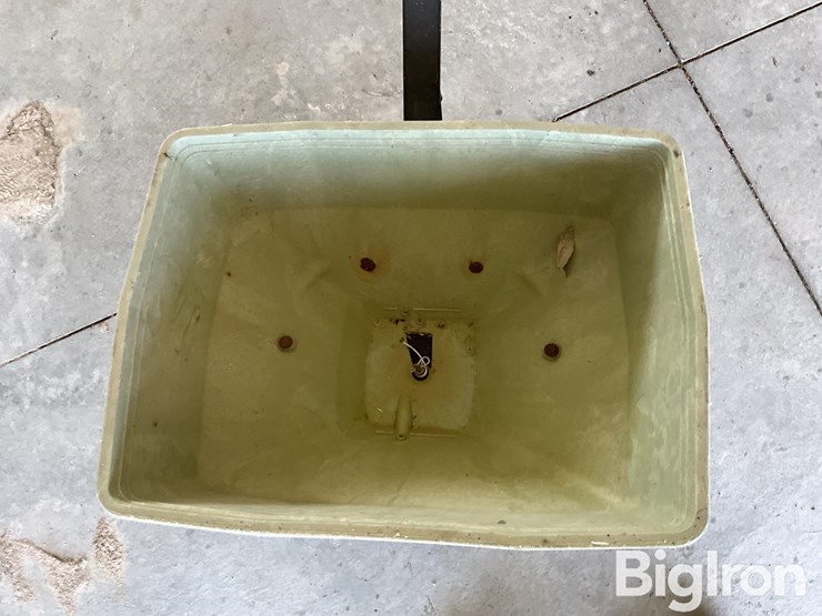 republic-fertilizer-broadcast-spreader-image-9