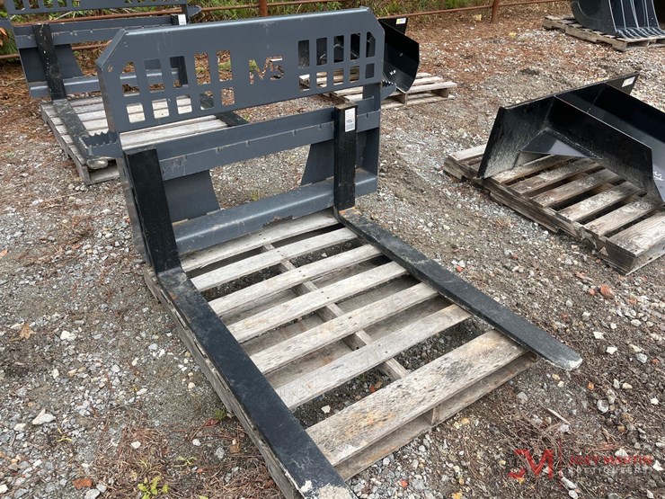 new-m5-48"-skid-steer-attach-pallet-forks-image-1