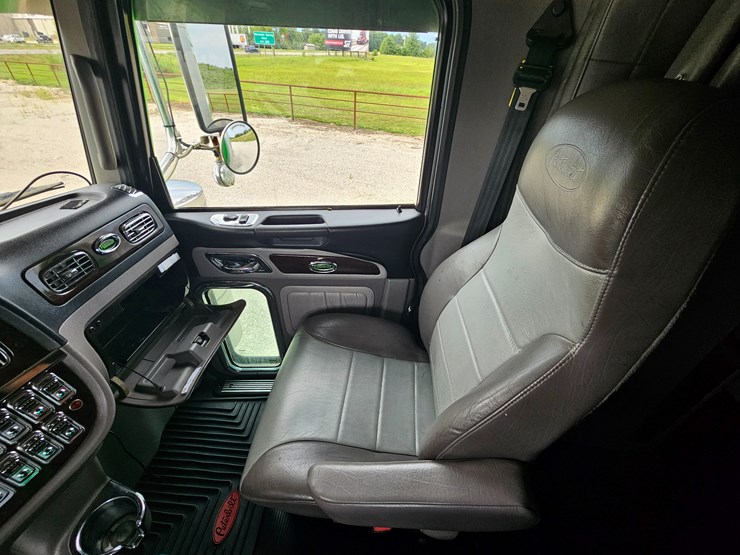 2015-peterbilt-389-image-65