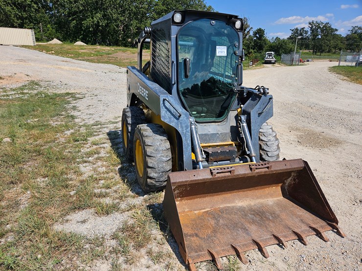 2010-deere-320d-image-19