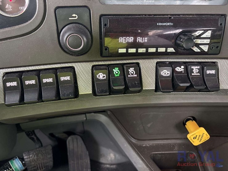 2016-kenworth-t880-image-18