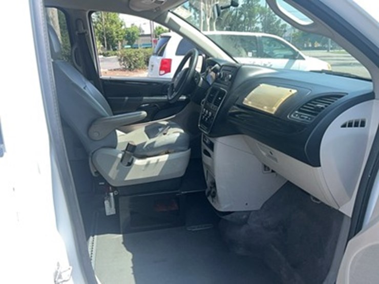 lot#--2014-eldor-grand-caravan-handicap-van-image-5