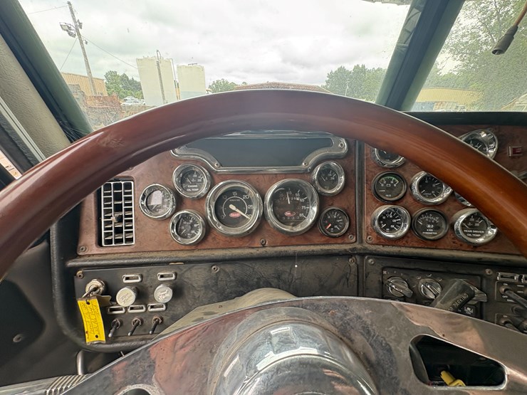2005-peterbilt-379-image-86