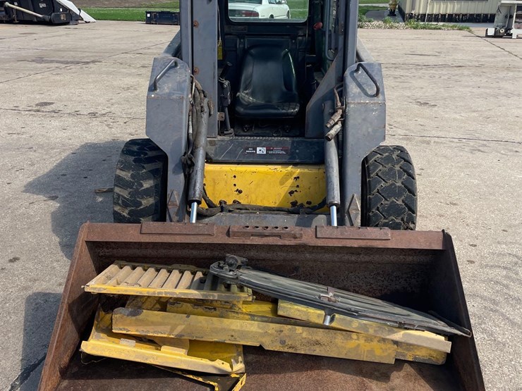 new-holland-l160-image-2