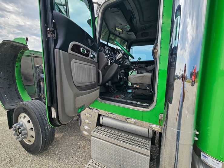 2015-peterbilt-389-image-60
