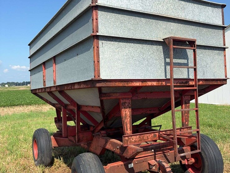 1974-heides-325-bushel-center-dump-gravity-wagon-image-3
