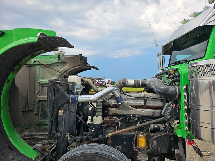2015-peterbilt-389-image-39