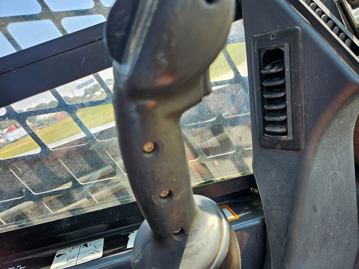 2010-deere-320d-image-40