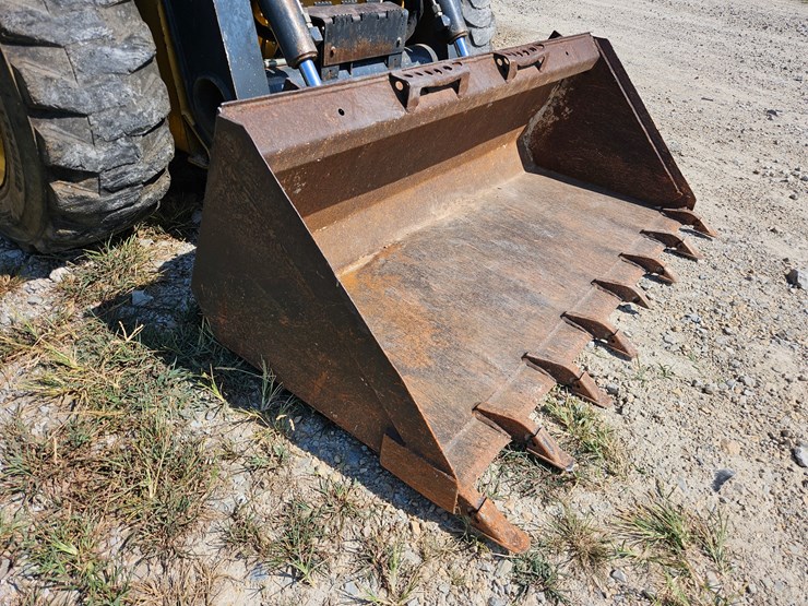 2010-deere-320d-image-57