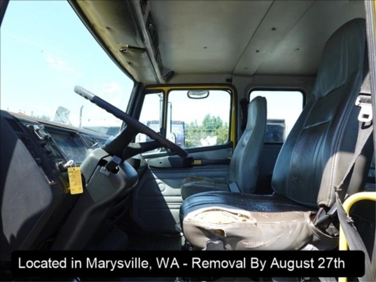 2001-freightliner-fl60-image-16