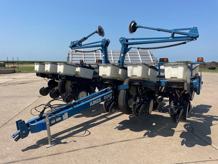 kinze-3200-image-1
