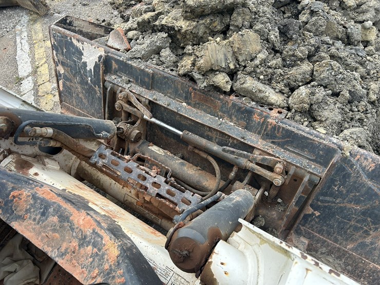 2016-bobcat-t750-image-10