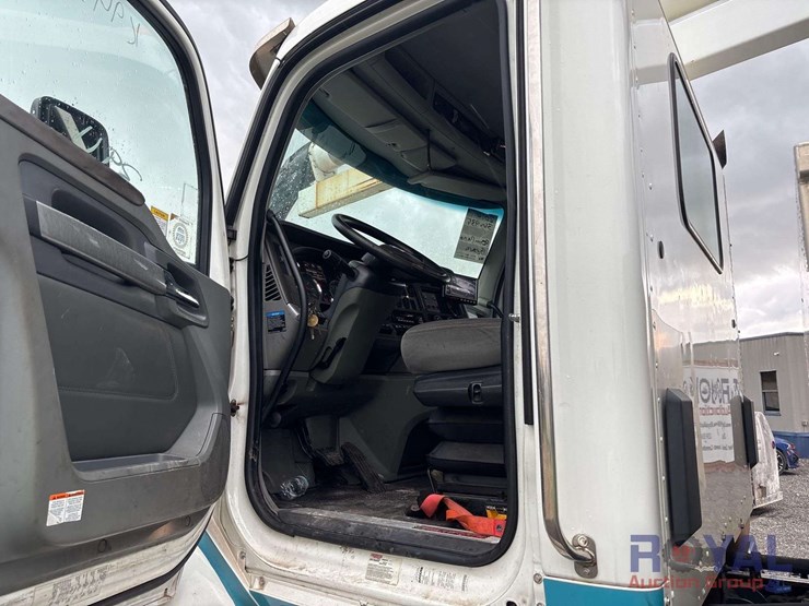 2016-kenworth-t880-image-12