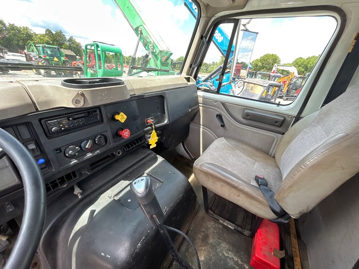 2000-international-8100-image-12