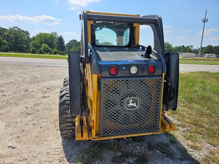 2010-deere-320d-image-9