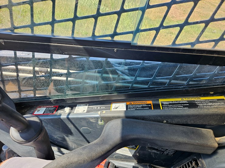 2010-deere-320d-image-35