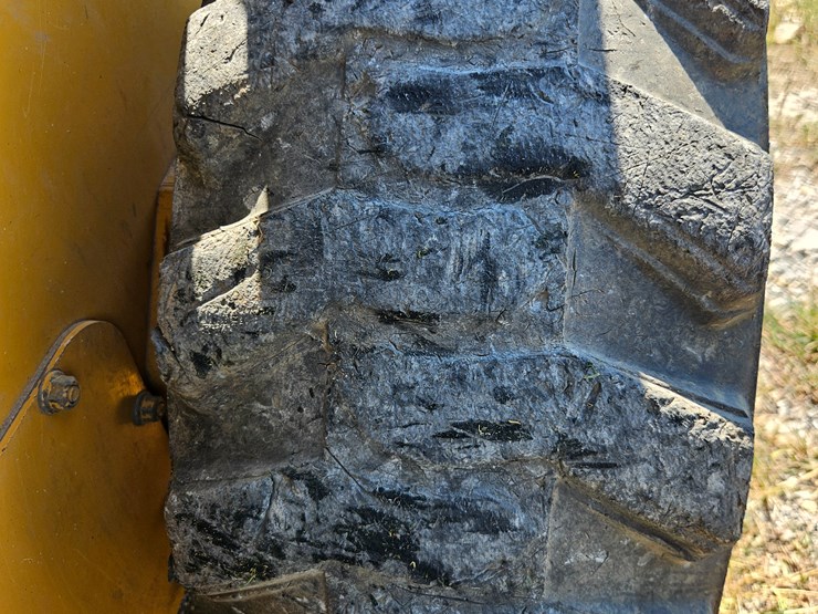 2010-deere-320d-image-55