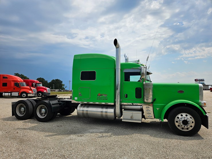 2015-peterbilt-389-image-31