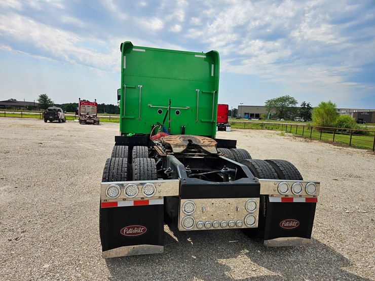 2015-peterbilt-389-image-19