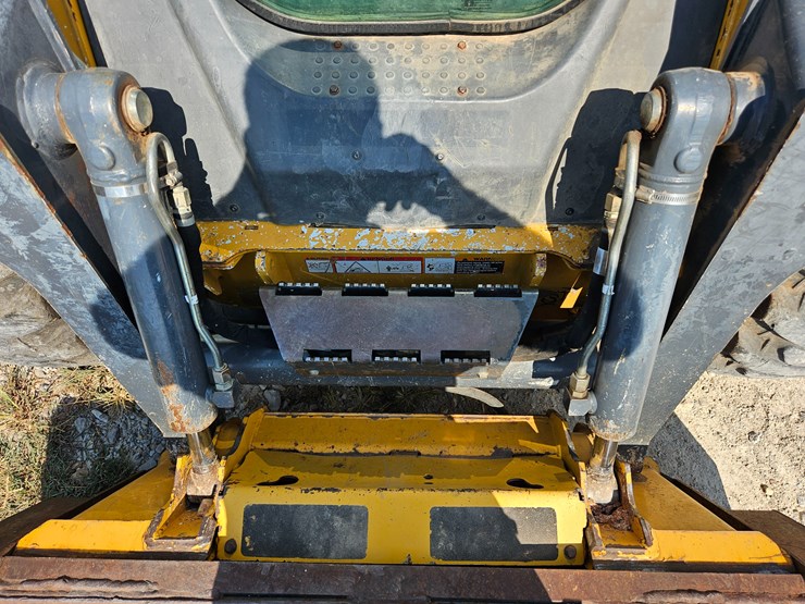 2010-deere-320d-image-67